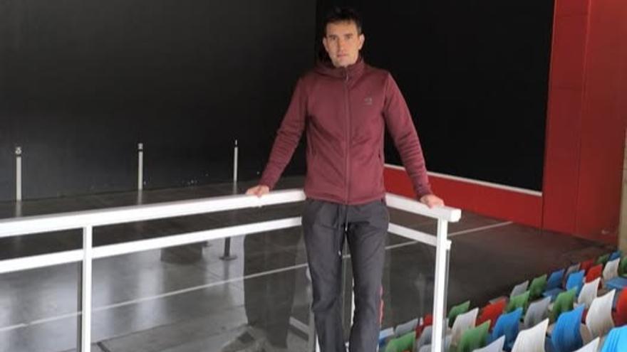 Mikel Urrutikoetxea comenzó su carrera profesional como pelotari en el frontón de Arrigorriaga