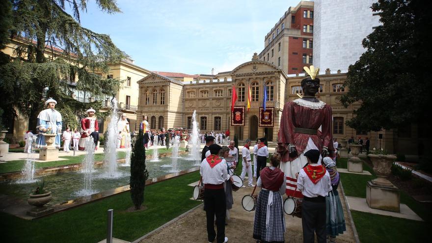 Los gigantes bailan frente a la presidenta de Navarra