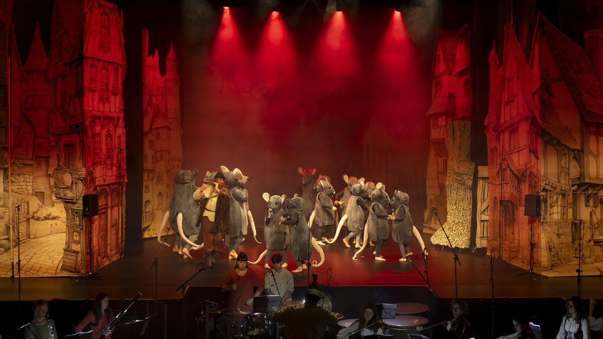 Escena del musical 'Hamelingo Txirularia' en su estreno, en Bergara.