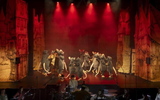 Escena del musical 'Hamelingo Txirularia' en su estreno, en Bergara.
