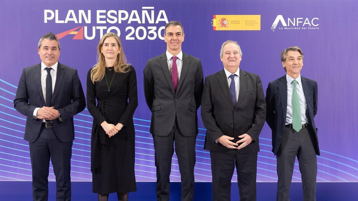 (I-D) El presidente de la Asociación Nacional de Fabricantes de Automóviles y Camiones (ANFAC), Josep María Recasens; la vicepresidenta tercera y ministra para la Transición Ecológica y el Reto Demográfico, Sara Aagesen; el presidente del Gobierno, Pedro Sánchez, y el ministro de Industria y Turismo, Jordi Hereu, durante la clausura del acto de presentación del Plan España Auto 2030.