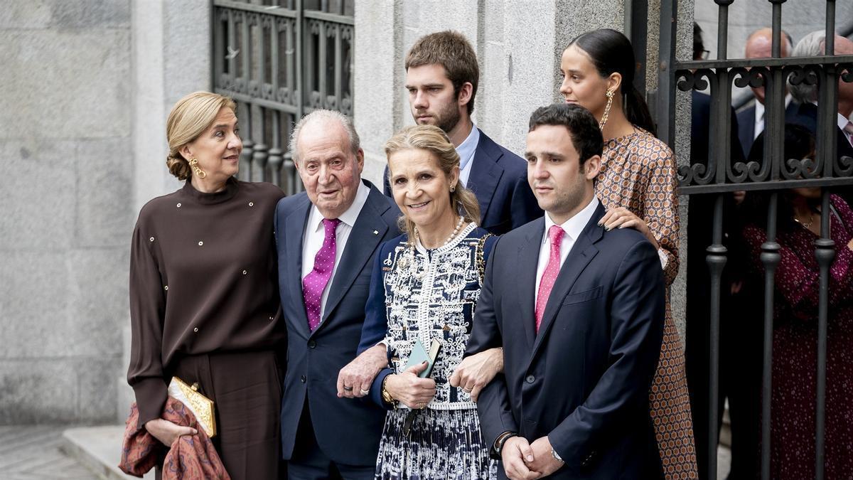 El emérito junto a las infantas Elena y Sofía y algunos de sus nietos.