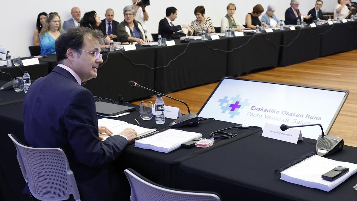 El consejero de Salud del Gobierno vasco, Alberto Martínez, preside la undécima reunión de la Mesa del Pacto de Salud.