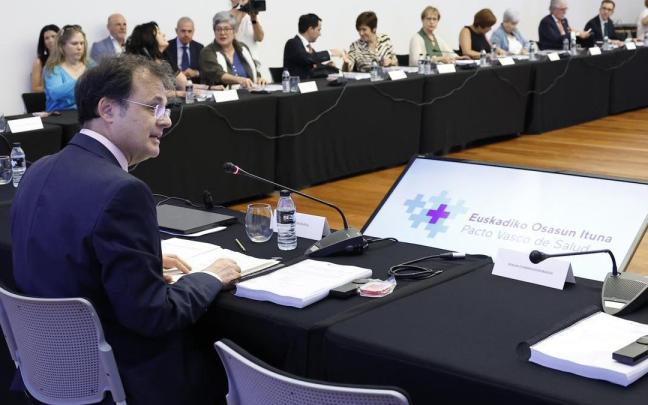 El consejero de Salud del Gobierno vasco, Alberto Martínez, preside la undécima reunión de la Mesa del Pacto de Salud.