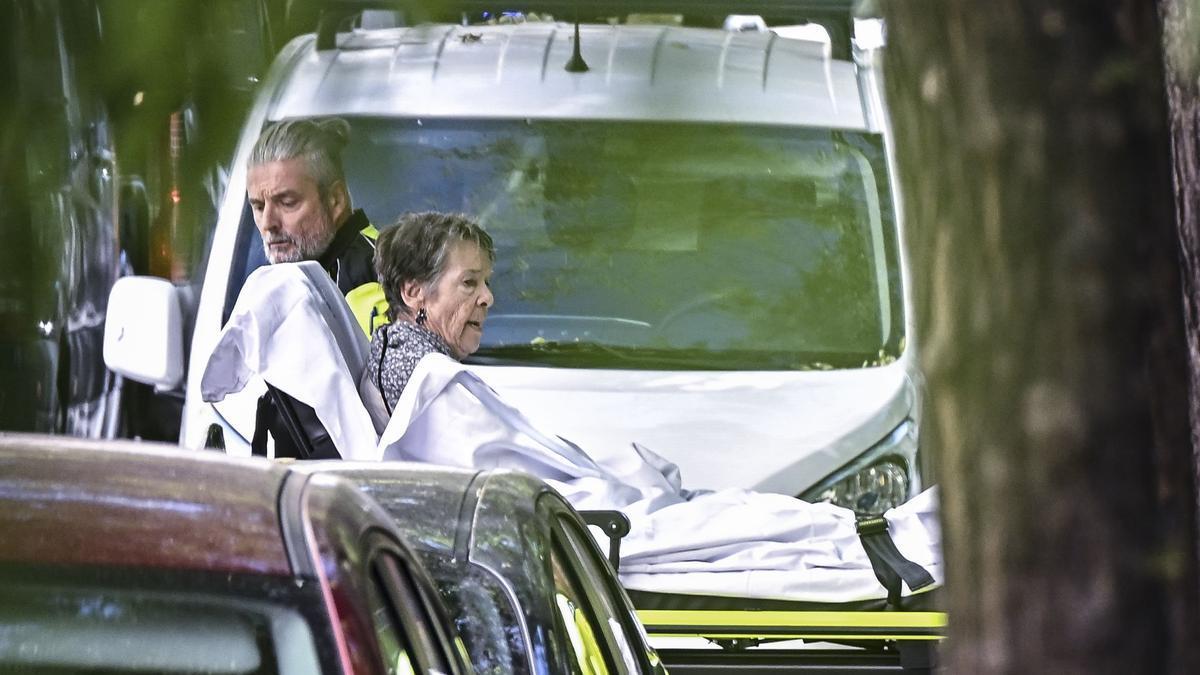 En imágenes: Maricarmen sale de su casa en ambulancia tras ejecutarse su desahucio por un fondo buitre