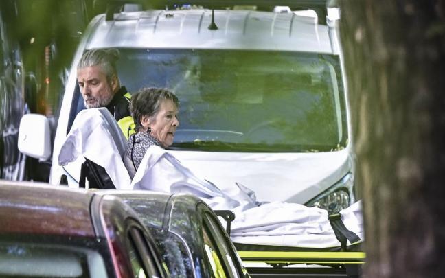 En imágenes: Maricarmen sale de su casa en ambulancia tras ejecutarse su desahucio por un fondo buitre