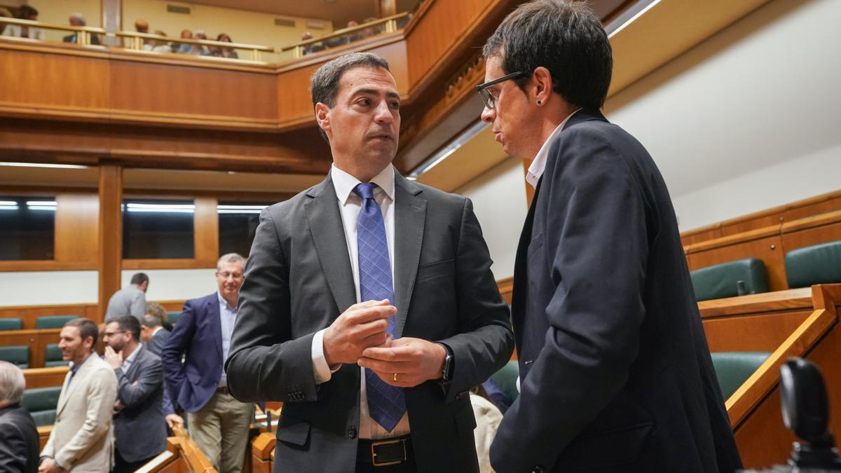 El lehendakari, Imanol Pradales, con el portavoz de EH Bildu en el Parlamento, Pello Otxandiano