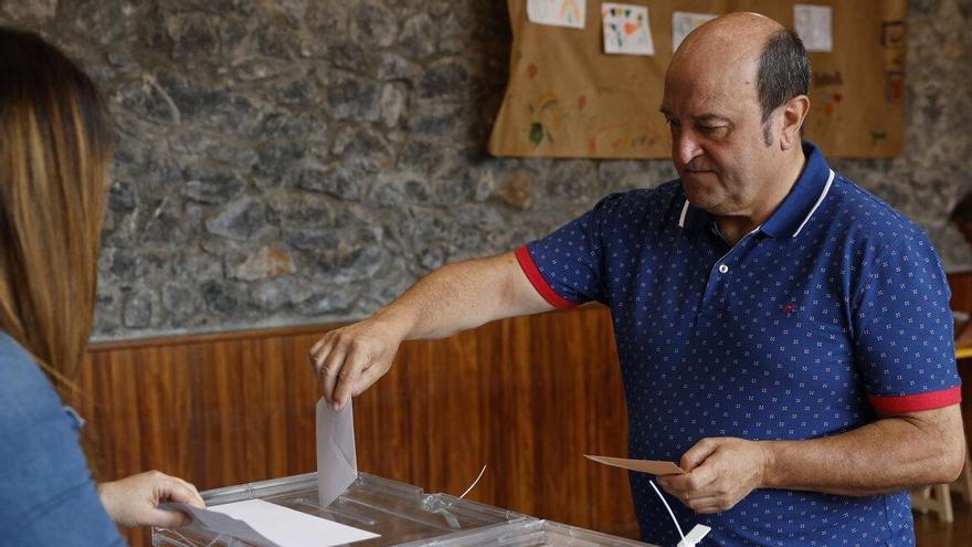 Ortuzar ejerce su derecho al voto en un colegio electoral de Abanto y Zierbena (Bizkaia).