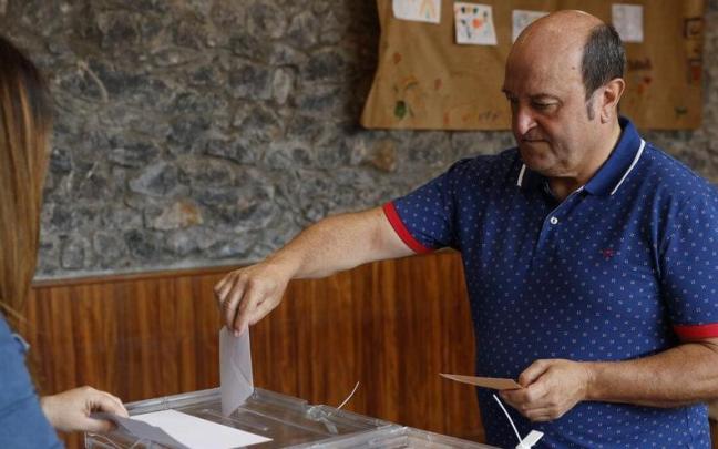 Ortuzar ejerce su derecho al voto en un colegio electoral de Abanto y Zierbena (Bizkaia). Ortuzar ejerce su derecho al voto en un colegio electoral de Abanto y Zierbena (Bizkaia).