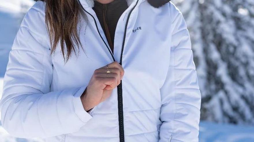 Vista de la chaqueta de esquí y nieve impermeable semi larga Mujer Wedze 100 de Decathlon