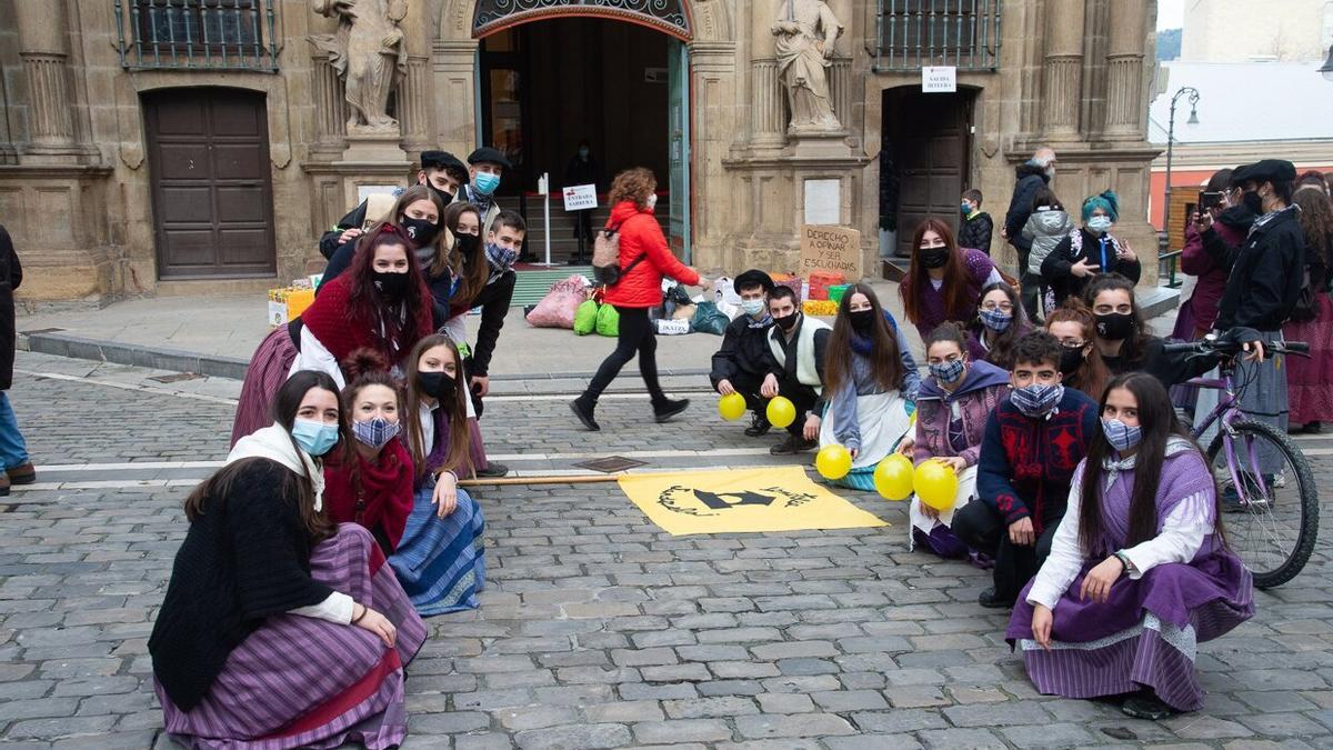 Representantes de los 8 equipos preventivos, en una protesta el año pasado frente al Ayuntamiento para denunciar la eliminación del servicio en los barrios..