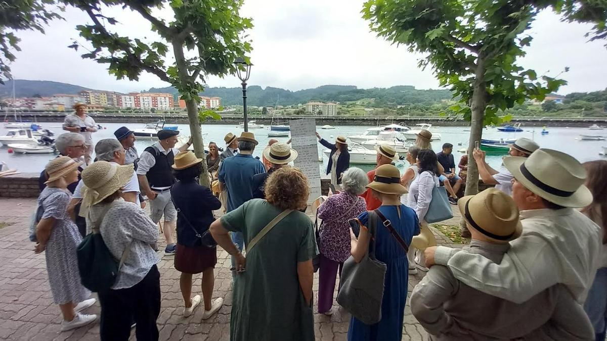 Participantes durante el 'Bloomsday' celebrado en Plentzia en 2025.