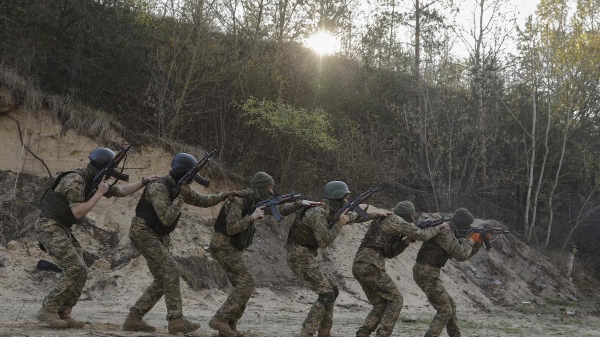 Soldados del 'batallón siberiano' entrenan en los alrededores de Kiev.