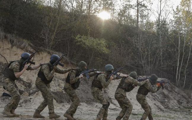 Soldados del 'batallón siberiano' entrenan en los alrededores de Kiev.