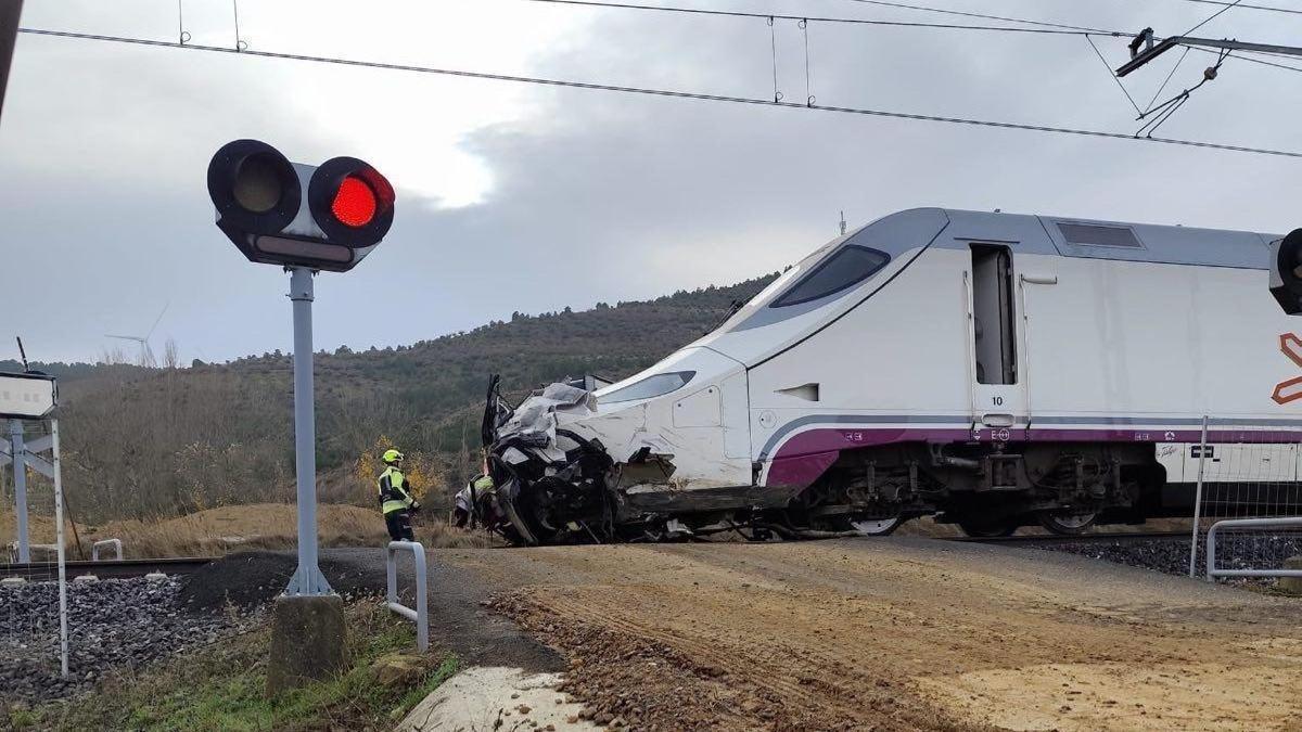 Colisión entre un turismo y un tren en un paso a nivel en Husillos (Palencia).