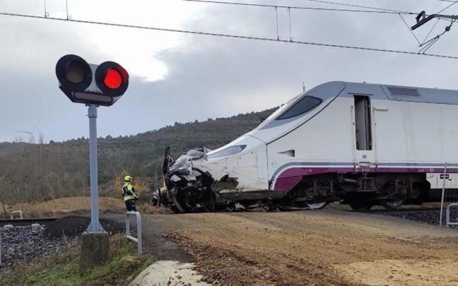 Colisión entre un turismo y un tren en un paso a nivel en Husillos (Palencia).