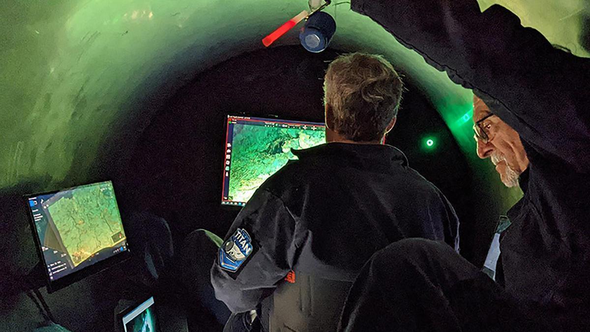 Varios empleados del OceanGate Expeditions trabajan en el interior del submarino 'Titan'.