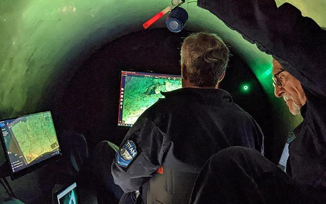 Varios empleados del OceanGate Expeditions trabajan en el interior del submarino 'Titan'. Varios empleados del OceanGate Expeditions trabajan en el interior del submarino 'Titan'.