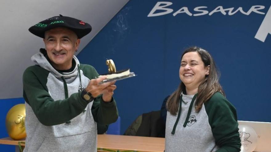 El fundador del club, Javi Conde, recibiendo un inesperado homenaje