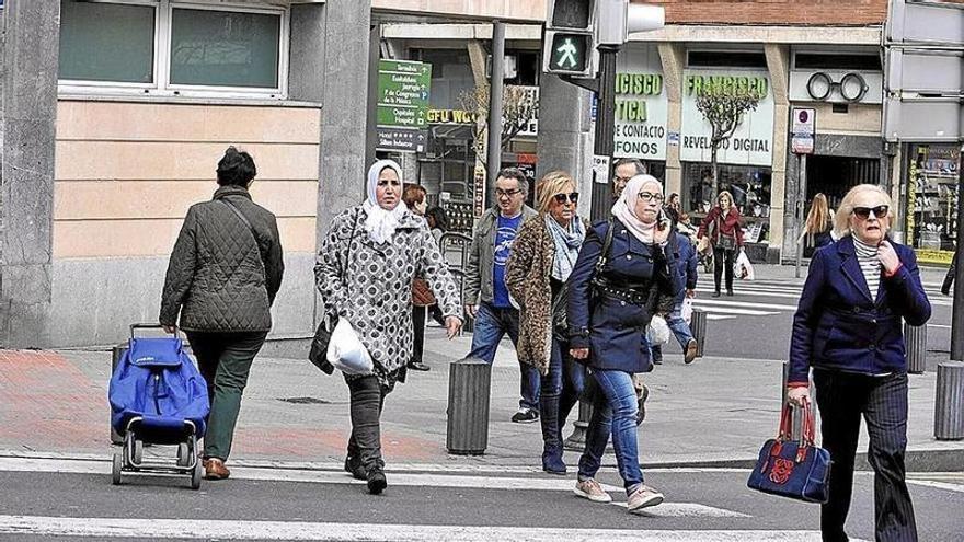 Varias personas migrantes en la calle.