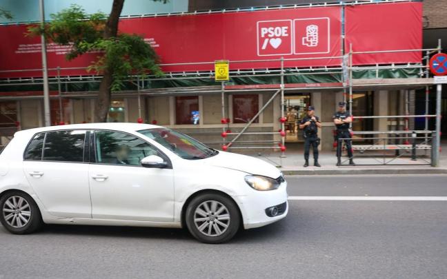 Dos agentes de la Policía Nacional, delante de la sede nacional del PSOE en Ferraz.