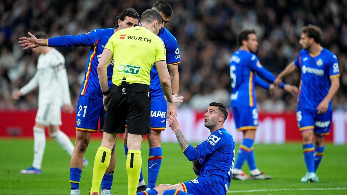 Diego Rico protesta al colegiado Alejandro Muñiz Ruiz tras recibir el rodillazo de Antonio Rudiger.