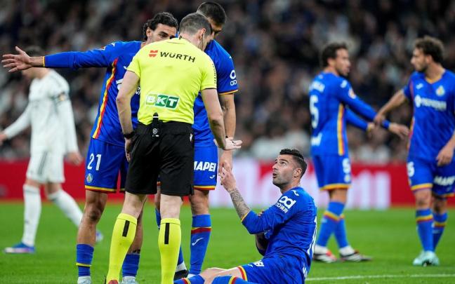 Diego Rico protesta al colegiado Alejandro Muñiz Ruiz tras recibir el rodillazo de Antonio Rudiger.