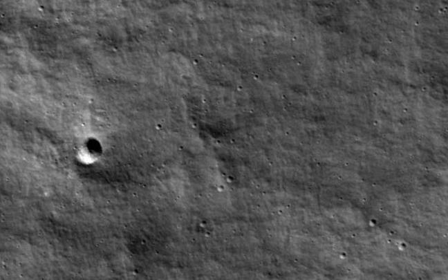 El cráter surgido en la Luna tras el accidente de la sonda rusa Luna-25. El cráter surgido en la Luna tras el accidente de la sonda rusa Luna-25.