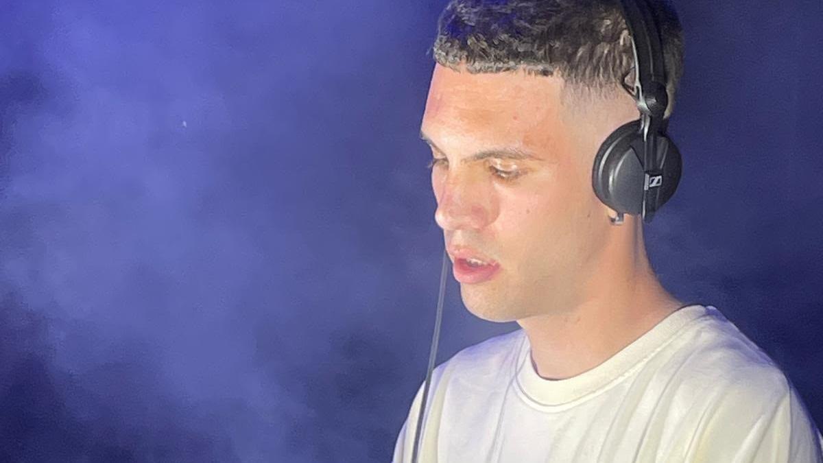 DJ zumaiarra Julen Lujan pinchando en una sesión.