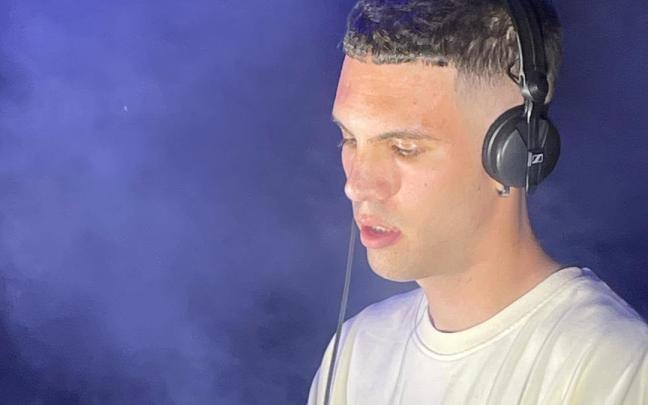 DJ zumaiarra Julen Lujan pinchando en una sesión.
