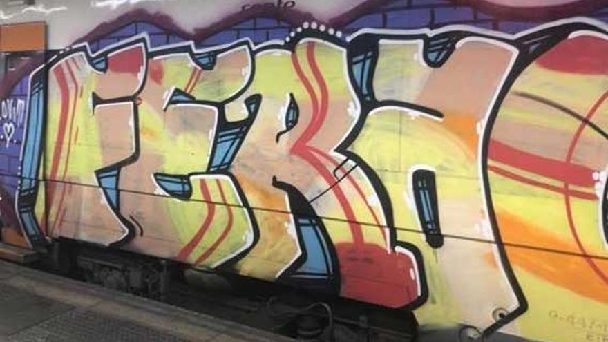 Un tren de Renfe con un grafiti.