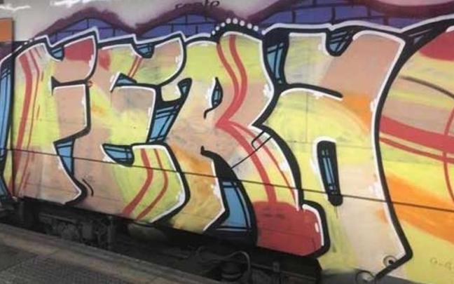 Un tren de Renfe con un grafiti.