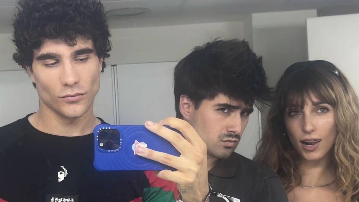 Javier Calvo junto al cantante Martin y la actriz Lola Rodríguez.