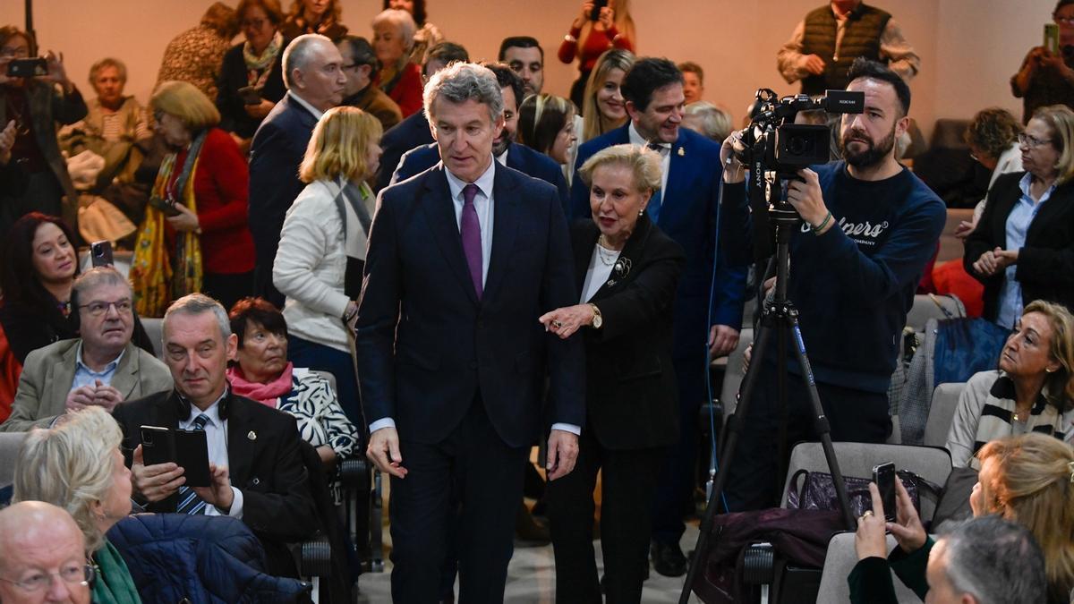 El presidente del PP, Alberto Núñez Feijóo, y la vicepresidenta, Carmen Quintanilla, durante la clausura del Congreso de la Unión Europea de Mayores (ESU), a 7 de noviembre de 2025.