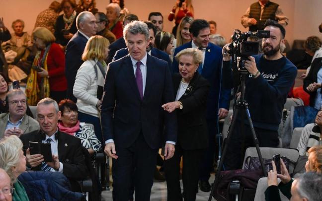 El presidente del PP, Alberto Núñez Feijóo, y la vicepresidenta, Carmen Quintanilla, durante la clausura del Congreso de la Unión Europea de Mayores (ESU), a 7 de noviembre de 2025.