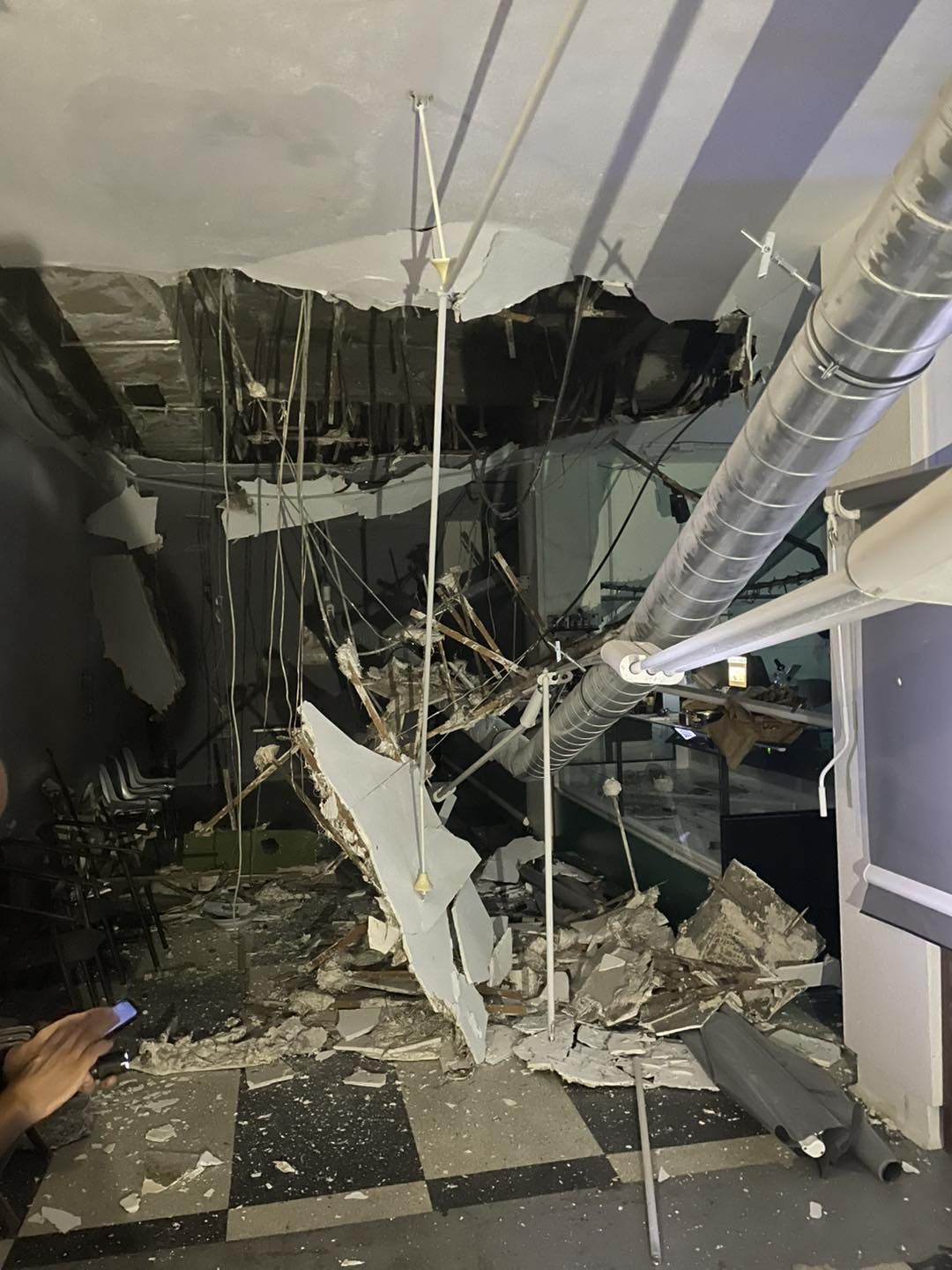 Estado en el que se encontraron el interior del mercado municipal de Laudio tras venirse abajo el techo durante la noche