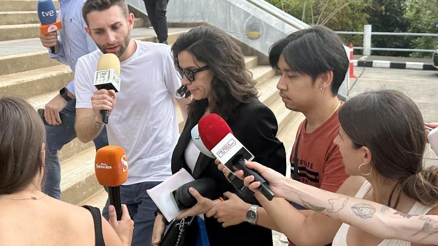 Silvia Bronchalo duda en todo momento de la legalidad de la operación.
