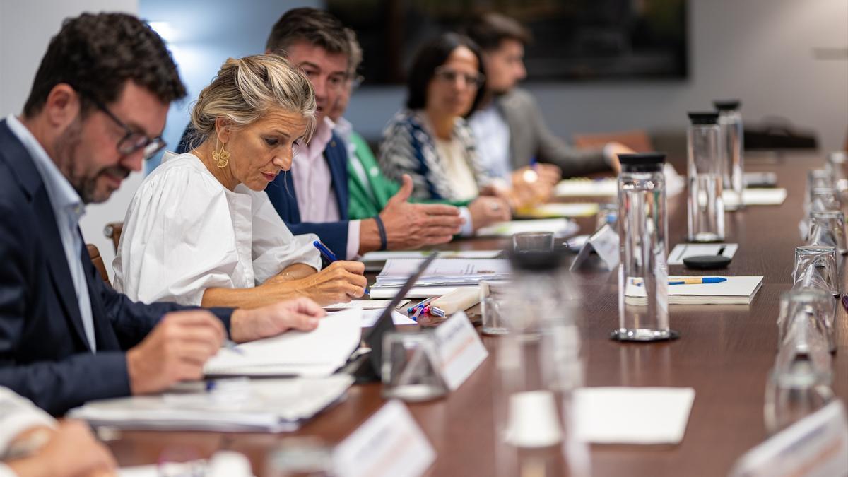 Yolanda Díaz durante una reunión en Barcelona con sectores económicos para tratar la reducción de la jornada laboral.