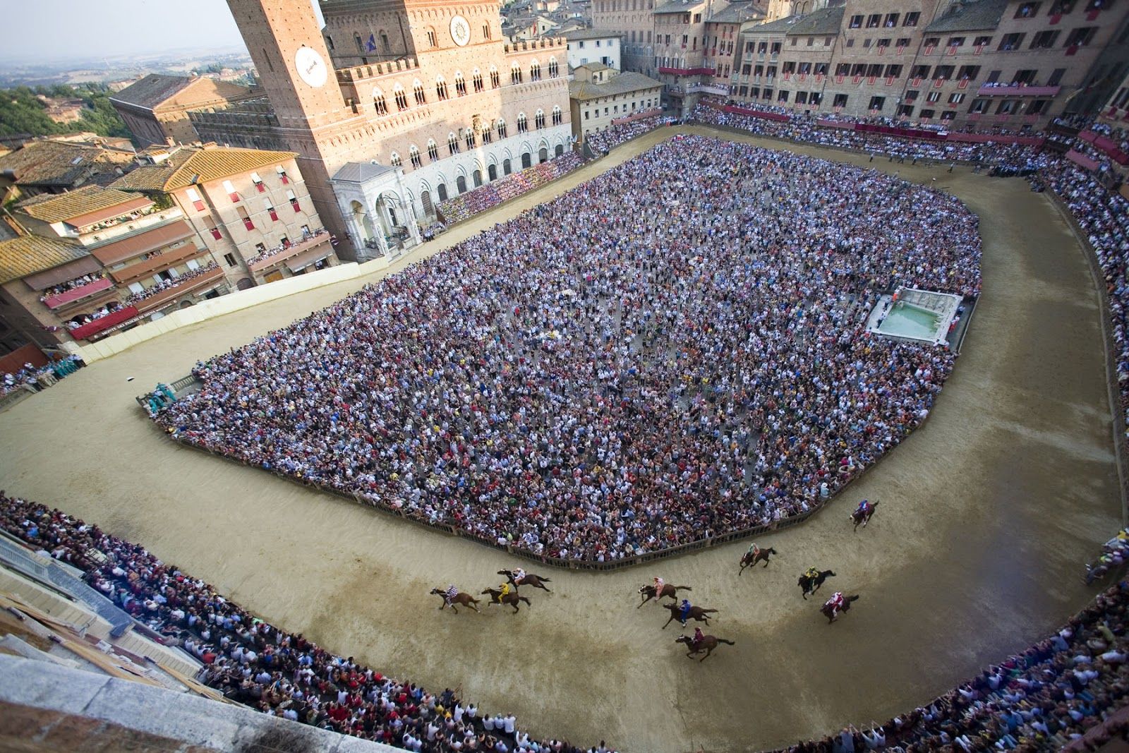 La plaza, en plena carrera del Palio.