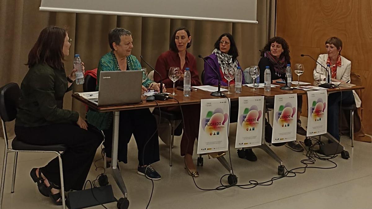 Nagore Gomara (chaqueta blanca) en las jornadas de gobernanza feminista en Galicia