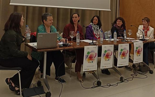 Nagore Gomara (chaqueta blanca) en las jornadas de gobernanza feminista en Galicia