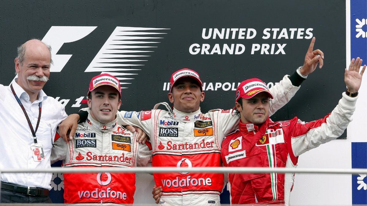 Fernando Alonso y Lewis Hamilton, en el podio de Indianápolis junto a Felipe Massa.
