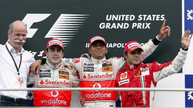 Fernando Alonso y Lewis Hamilton, en el podio de Indianápolis junto a Felipe Massa.