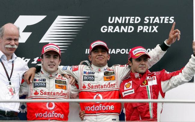Fernando Alonso y Lewis Hamilton, en el podio de Indianápolis junto a Felipe Massa.