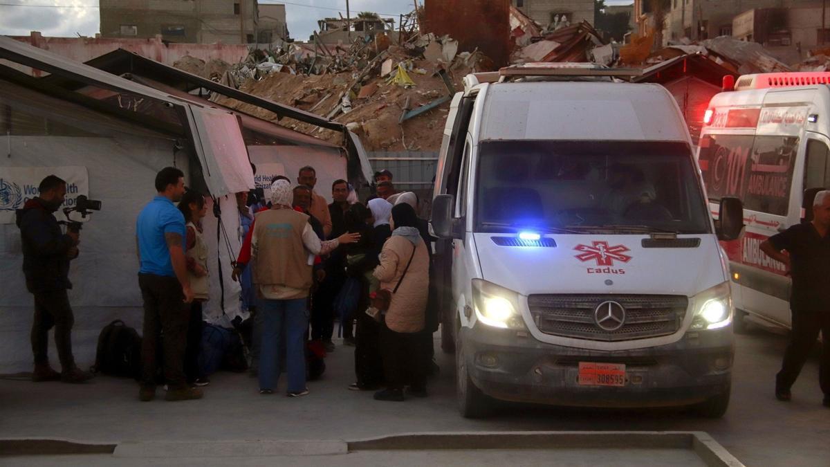 Una ambulancia llega a un hospital en la Franja de Gaza en una imagen de archivo.