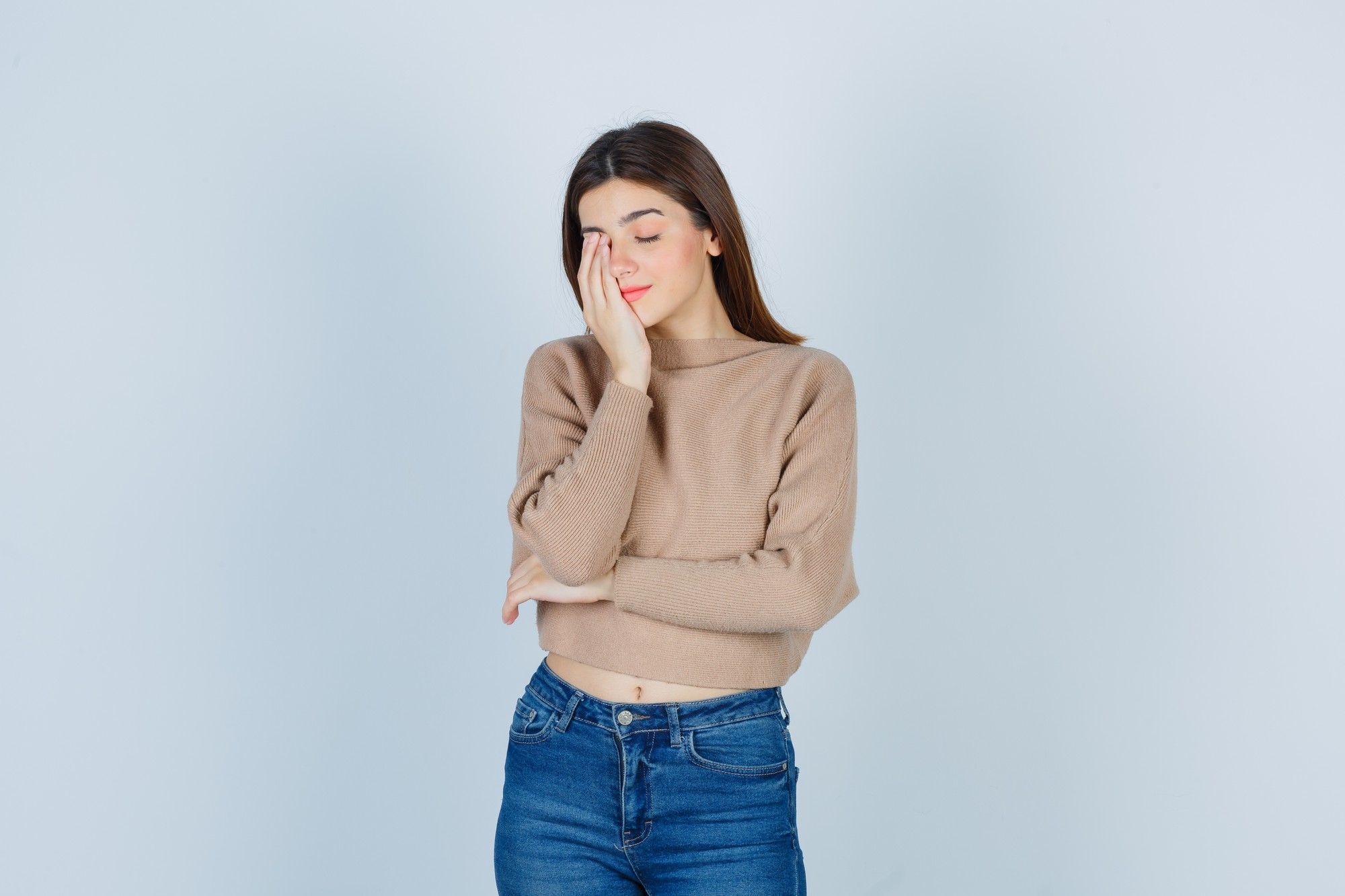 Una mujer con sueño se frota el ojo.