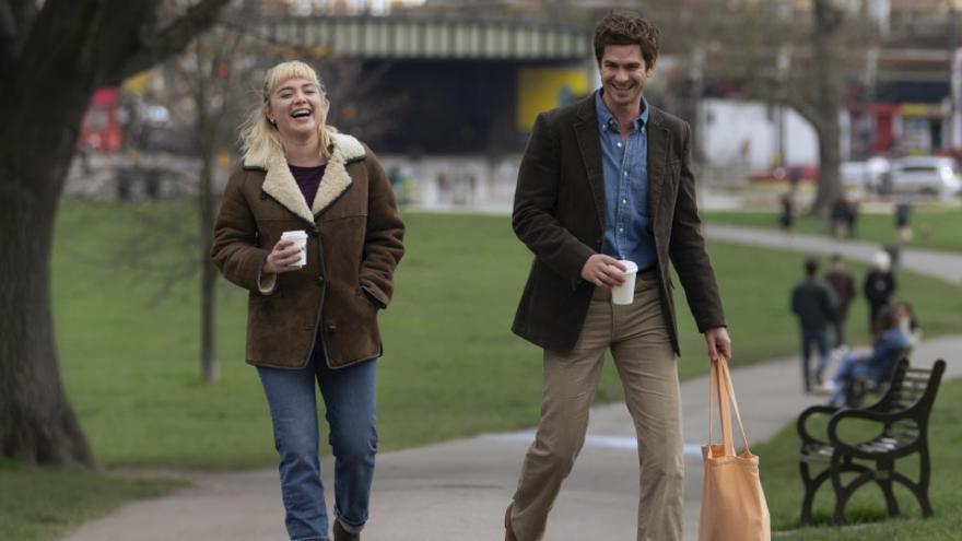 Florence Pugh y Andrew Garfield en la película 'We Live in Time'.