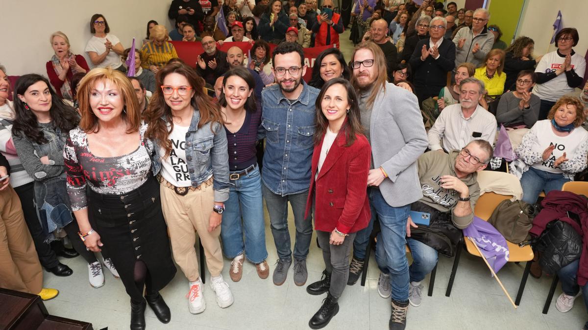Foto de familia durante el acto de cierre de campaña electoral de Podemos en Castilla y León.