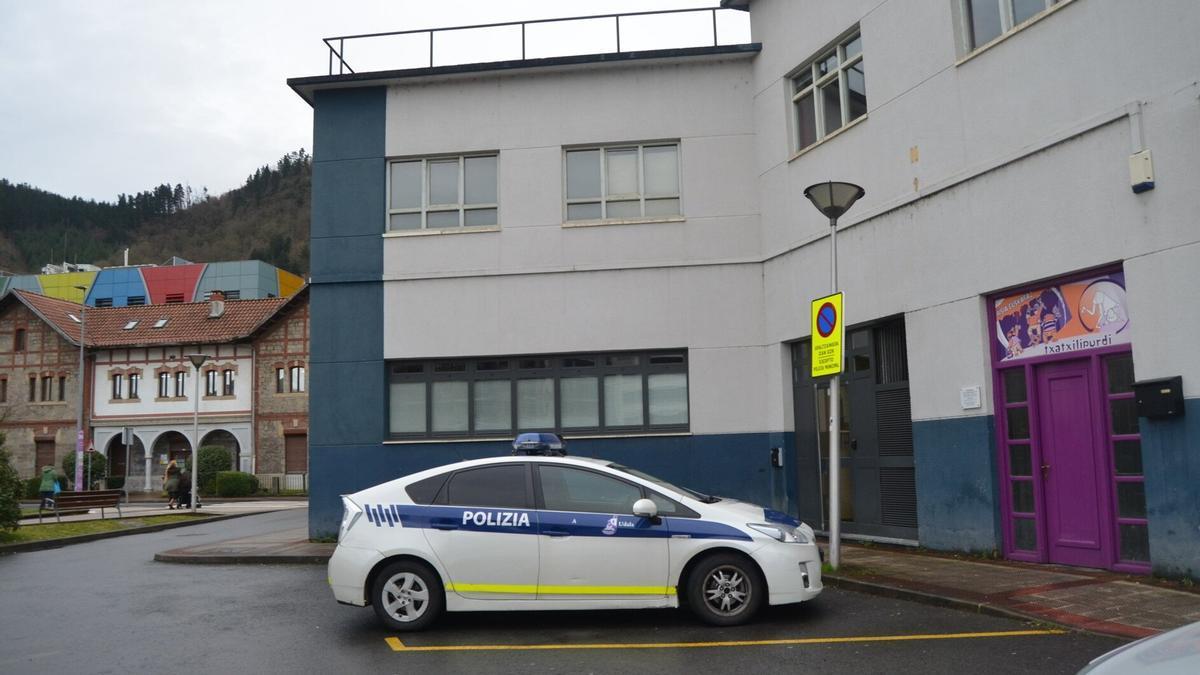 Vehículo de la Policía Municipal junto a la sede de Nafarroa Etorbidea.