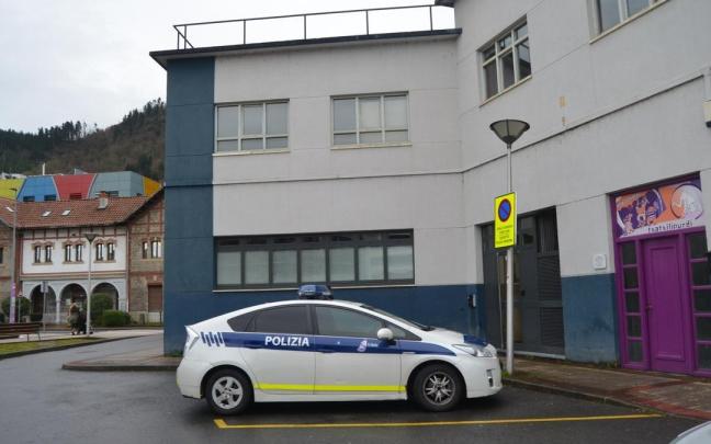 Vehículo de la Policía Municipal junto a la sede de Nafarroa Etorbidea.